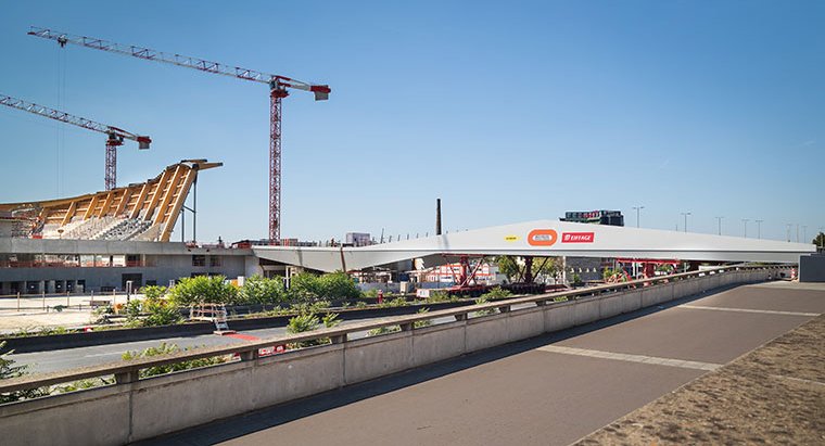 La nouvelle passerelle du Stade de France enjambe l’A1